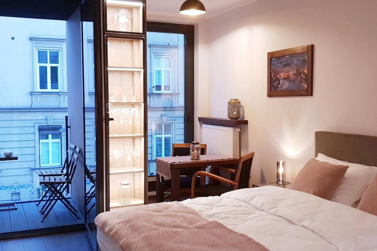 Boutique 108 - Old City, Luxury Apt. With A Garage Краков Экстерьер фото