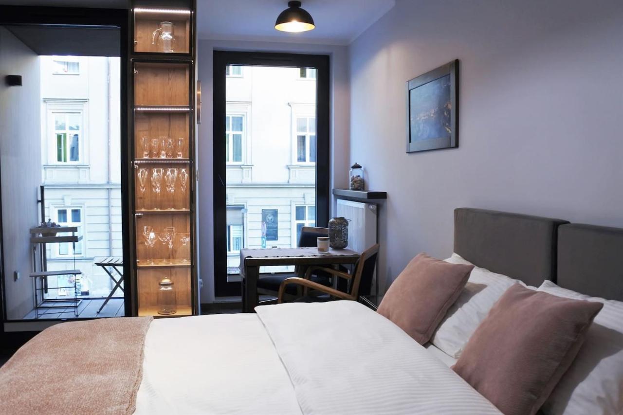 Boutique 108 - Old City, Luxury Apt. With A Garage Краков Экстерьер фото